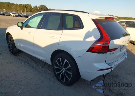 2024 Volvo Xc60 B5 Ultimate Dark Theme z USA, uszkodzony, nr VIN YV4L12RMXR1792108